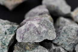 Rubin in Disthen Rohsteine