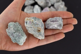 Rubin in Disthen Rohsteine