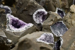 Amethyst Druse in Basalt ab 10 kg