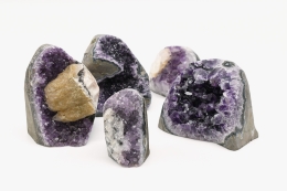 Amethyst mit Kristallen Free Form