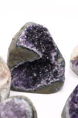 Amethyst mit Kristallen Free Form