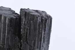 Sch�rl Rohkristall auf Holzsockel