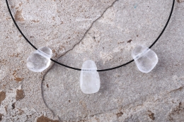 Calcit wei� Trommelstein flach gebohrt 3-er Set