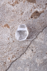 Calcit wei� Trommelstein flach gebohrt 3-er Set