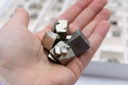 Pyrit W�rfel klein 54