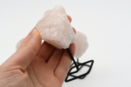 Rosenquarz Rohstein auf Metallst�nder