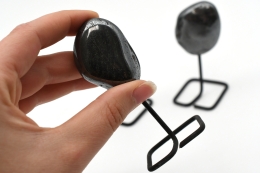 H�matit Trommelstein auf Metallst�nder