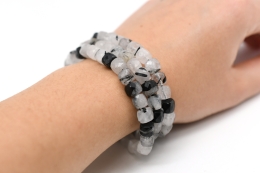 Schwarzer Rutil in Quarz W�rfel Armband facettiert 6 mm