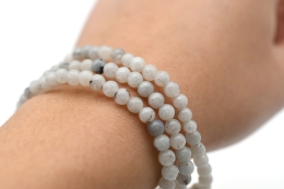 Regenbogen Mondstein Kugelarmband 4 mm