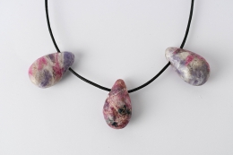 Turmalin in Lepidolith/Feldspat Drop Shape gebohrt 3-er Set