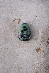 Rubin-Zoisit Trommelstein flach gebohrt 3-er Set