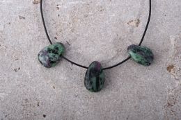 Rubin-Zoisit Trommelstein flach gebohrt 3-er Set