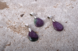 Rubin-Zoisit Anh�nger