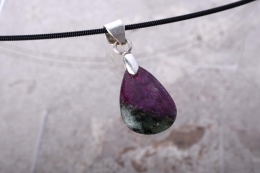 Rubin-Zoisit Anh�nger