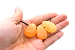 Calcit orange�Trommelstein flach gebohrt 3-er Set