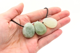 Serpentin (China Jade) Trommelsteine flach gebohrt 5-er Set