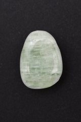 Calcit pistazienfarben Trommelstein flach gebohrt 3-er Set