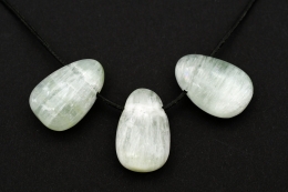 Calcit pistazienfarben Trommelstein flach gebohrt 3-er Set