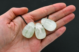 Calcit pistazienfarben Trommelstein flach gebohrt 3-er Set