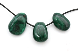 Malachit Trommelsteine flach gebohrt