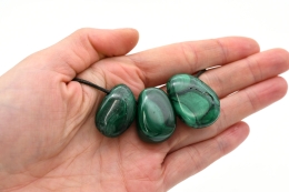 Malachit Trommelsteine flach gebohrt