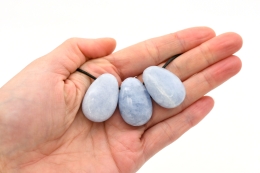 Calcit blau Trommelstein flach gebohrt 3-er Set