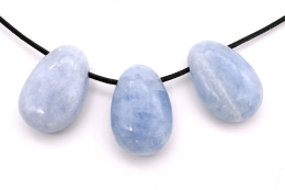 Calcit blau Trommelstein flach gebohrt 3-er Set