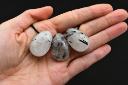 Turmalinquarz Trommelsteine flach gebohrt 3-er Set