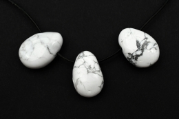 Magnesit Trommelstein flach gebohrt 5-er Set