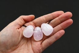 Calcit rosa (Mangano) Trommelstein flach gebohrt 3-er Set