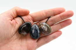 Moos Achat Trommelstein flach gebohrt 3-er Set