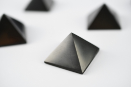 Schungit Pyramide 25 - 30 mm