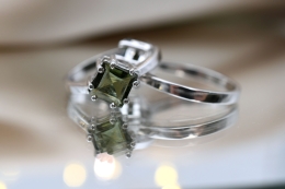 Moldavit Ring facettiert