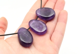 Amethyst deep Trommelstein flach gebohrt 3-er Set