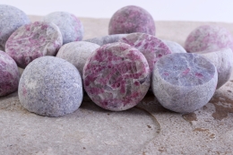 Turmalin in Lepidolith/Feldspat�Emu Eggs