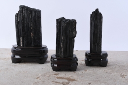 Sch�rl Rohkristall auf Holzsockel