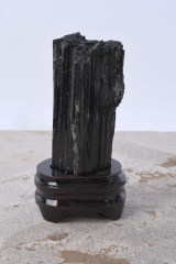 Sch�rl Rohkristall auf Holzsockel