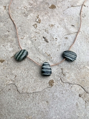 Silberauge / Serpentin Trommelsteine flach gebohrt 5-er Set