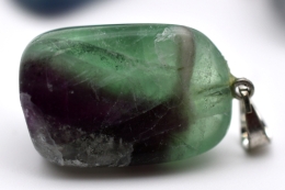 Regenbogenfluorit Trommelstein Anh�nger