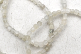 Mondstein wei� W�rfel Armband facettiert 4 mm