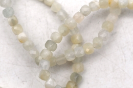 Mondstein wei� W�rfel Armband facettiert 6 mm