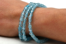 Topas blau W�rfel Armband facettiert 4 mm