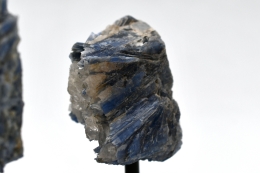 Disthen (Kyanit) Blau Stufe auf Metallst�nder klein