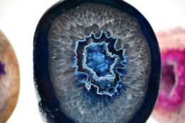 Achat gef�rbt auf Metallst�nder gro�